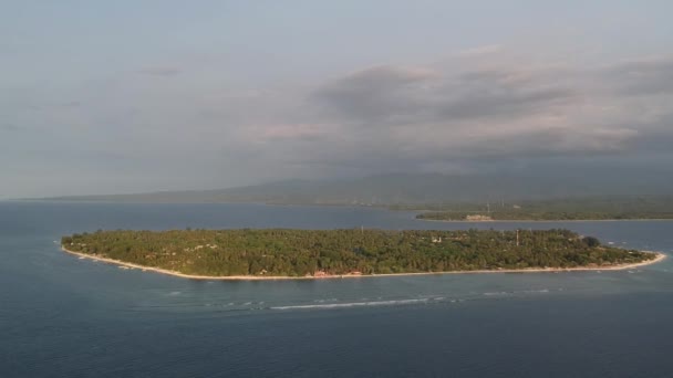 Se aproximando da ilha de ar gili em ondas de tempo ensolarado quebrando em um recife são visíveis — Vídeo de Stock