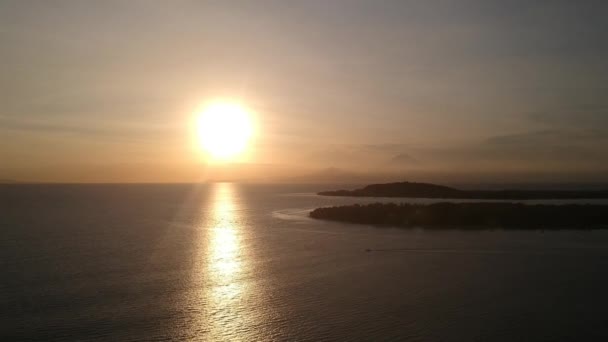 Atterrissage sur kean avec coucher de soleil soleil doré avec réflexion sur un fond — Video