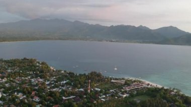 Ada ve Lombok adasını ayıran okyanus üzerinden uçmak