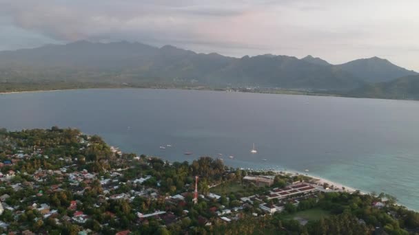 Fliegen über goli air island ocean, der Insel und Lombok-Insel trennt — Stockvideo