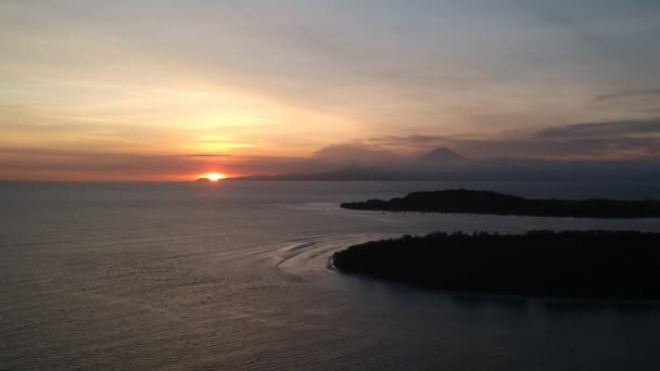 Na reunião pôr-do-sol Ásia ilha vulcão — Vídeo de Stock