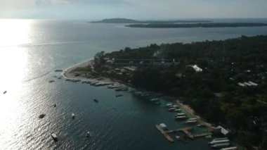 Güneşli bir havada limanda balıkçı teknelerinin üzerinde uçmak