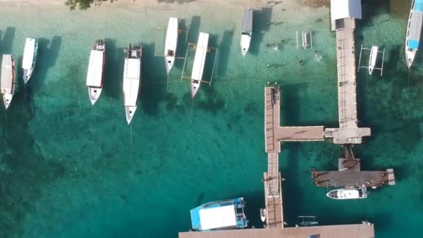 Felszállás függőlegesen a móló felett halászhajókkal a kikötőben, és az óceán nagy mélysége látható — Stock videók