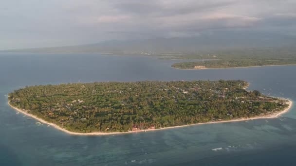 Okyanustaki bir adadan ayrılmak — Stok video
