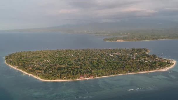 Departure from an island in the ocean — Stock Video