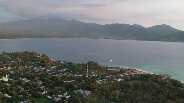 El vuelo sobre la isla gili aire es visible torre de comunicaciones del hotel y el océano que separa la isla y la isla de Lombok — Vídeos de Stock