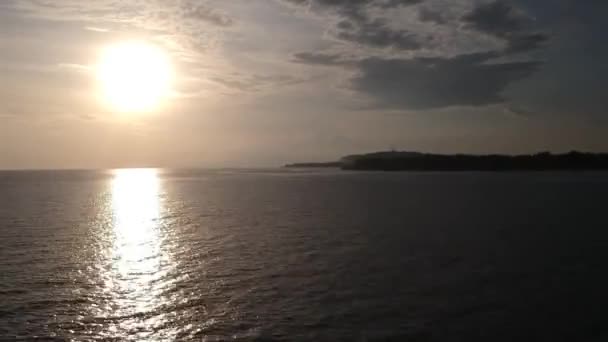 Tijdsverloop van laag boven water vliegen bij zonsondergang — Stockvideo