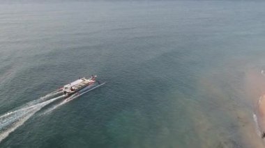 Asyalı balıkçı teknesi yüzer