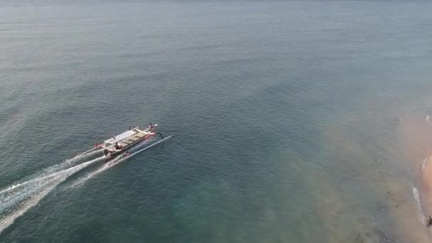 Ázsiai halászhajó úszik felső nézet — Stock videók