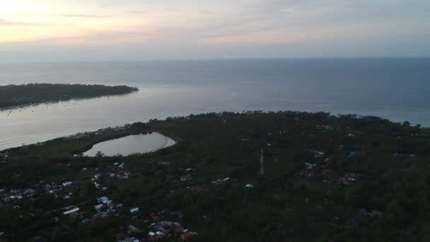 Політ над гілієвим вечором крупним планом озеро в центрі острова — стокове відео