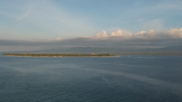 Vliegen over de oceaan naar het eiland bij zonnig weer — Stockvideo