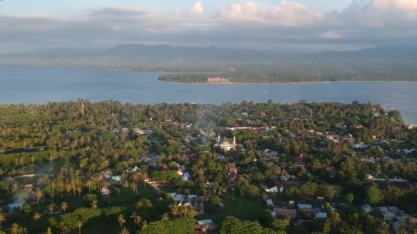 Мечеть видна над тропическим островом в солнечную погоду — стоковое видео