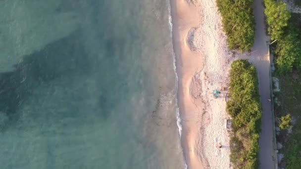 青い水とピンクの砂のジリの空気が垂直に見えます — ストック動画