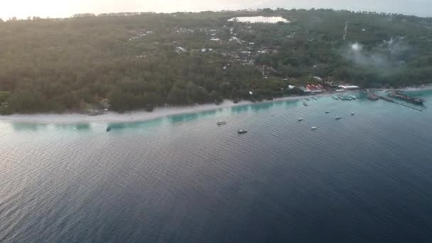 島の中心部にあるギリ・メノ湖の上を飛ぶ — ストック動画