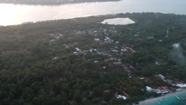 이섬 한 가운데있는 길리 메노 저녁 호수 위를 날고 있는 비행기 — 비디오