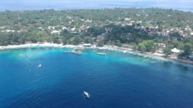 Güneşli havada gili limana yaklaşan balıkçı tekneleri görülebilir.