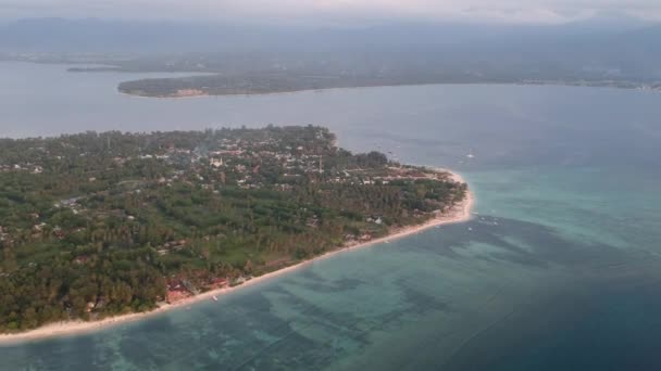 survoler l'océan vers l'île 