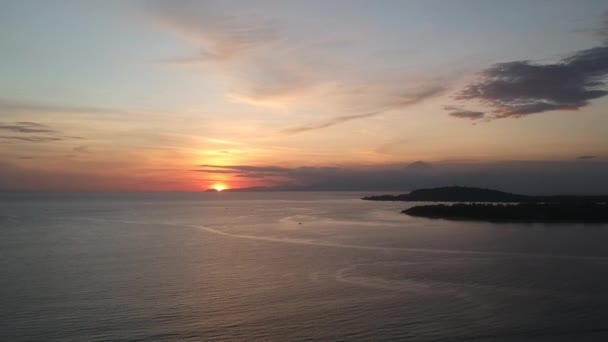 Atterrissage sur kean avec coucher de soleil soleil doré avec réflexion sur un fond — Video