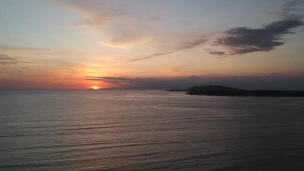 Pouso sobre kean com sol dourado por do sol com reflexão sobre um fundo — Vídeo de Stock