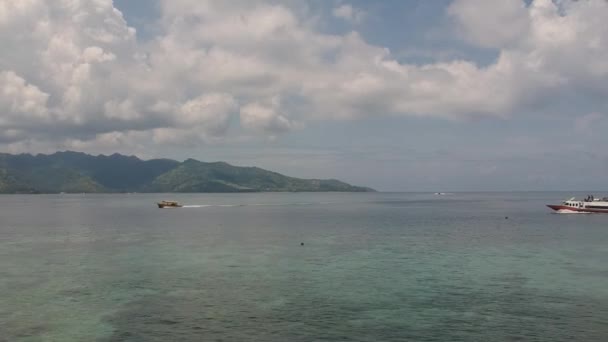 Två stora passagerarbåtar seglar på havet mot bakgrund av bergen i soligt väder — Stockvideo