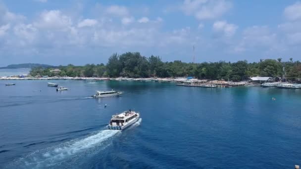 Passagerarbåtar seglar till piren i asia gili luft — Stockvideo