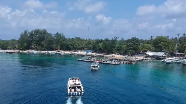 Dois barcos de passageiros atracar em um cais na ásia — Vídeo de Stock