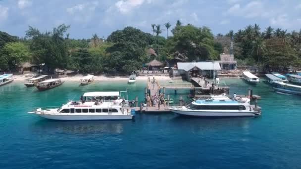 Passagerarbåtar står vid piren och lasta av passagerare gili air indonesia — Stockvideo