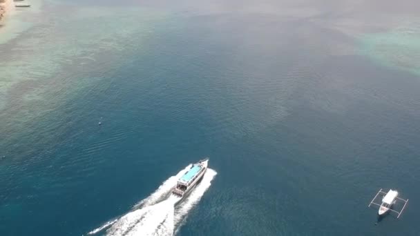En stor båt simmar genom det blå havsvattnet med ett stort fotavtryck — Stockvideo