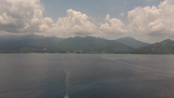 Panorama dall'alto verso il basso dalle montagne all'orizzonte su una barca passeggeri che naviga nell'oceano — Video Stock