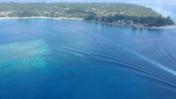 Närmar sig ön gili luft synliga spår av båten på ytan av vattnet och undervattens korallrev — Stockvideo