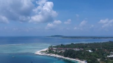 Güneşli havalarda gili meno trawangan adalarının zeminine insansız hava aracı iniyor.