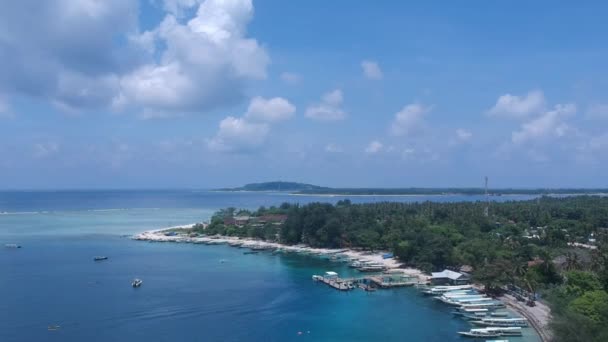 ジリ・メノ・トローガン島を背景にドローン・ジリ・エア島を着陸させる — ストック動画