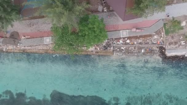 Landen verticaal naar de kust met een geplaveide kade oceaan turquoise gili lucht — Stockvideo