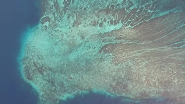 timelapse décollent sur un drone au-dessus d'une île sous-marine dans un océan turquoise en face de gili air 