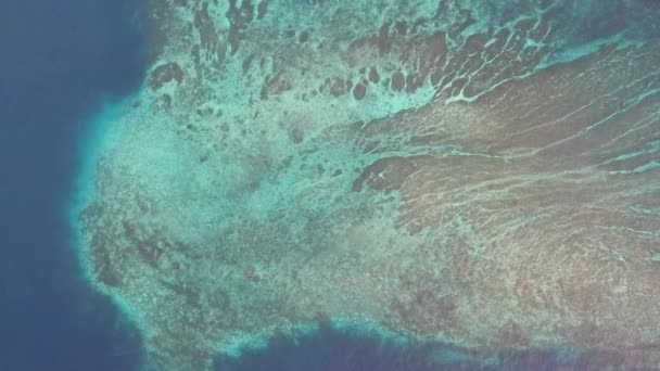 décoller sur un drone au-dessus d'une île sous-marine dans un océan turquoise en face de gili air 
