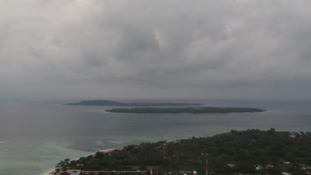 Débarquement vertical aux îles Gili par temps nuageux bateaux et port visible — Video