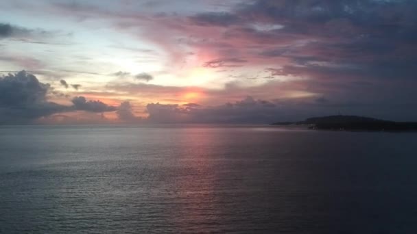 Drone decollare verso l'alto con la vista di un bellissimo tramonto rosa-blu sull'oceano — Video Stock