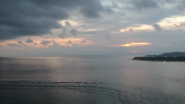 Drone απογειώνεται πάνω από τον ωκεανό σε ένα φόντο συννεφιασμένο ηλιοβασίλεμα — Αρχείο Βίντεο