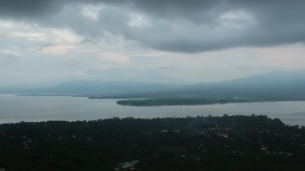 survol de l'île en soirée montagnes dans les nuages et le détroit sont visibles au loin 