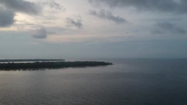 Bulutlu günbatımının arka planına karşı gili meno trawangan adaları