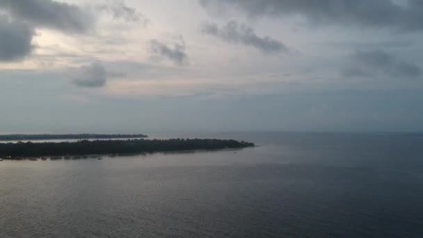 曇り空を背景にギリ・メノ・トローガン島は — ストック動画