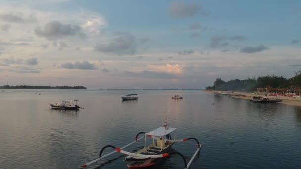 Latanie nad łodzią rybacką w oceanie w pobliżu wyspy — Wideo stockowe