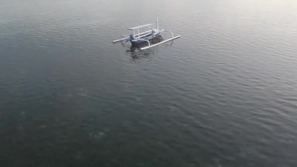 Närbild av en vit och blå fiskebåt, alger synliga längst ner — Stockvideo