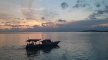 Gün batımında bir balıkçı teknesinin üzerinde uçmak