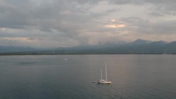 Decollo verticale da uno yacht ancorato su uno sfondo di montagne e cielo nuvoloso — Video Stock