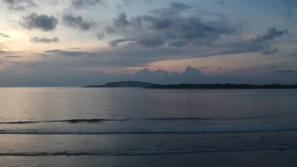 İnsansız hava aracı okyanusun üzerinde güzel bir günbatımı görüntüsüyle havalanıyor. — Stok video