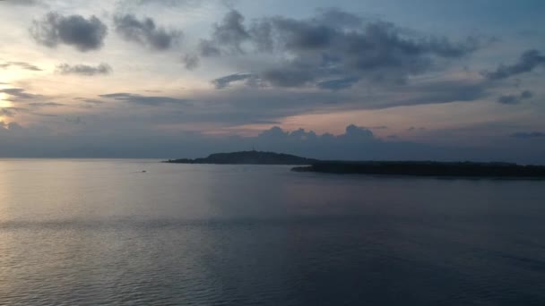 Gili meno trawangan eilanden tegen een achtergrond van bewolkte zonsondergang — Stockvideo