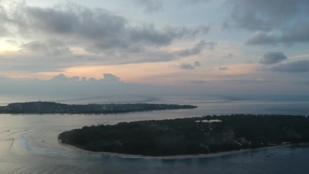 Vuelo sobre gili meno noche primer plano lago en el centro de la isla — Vídeos de Stock