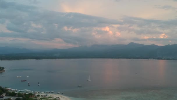 Lądowanie nad wyspą o pięknym zachodzie słońca na górskim tle gili powietrza — Wideo stockowe