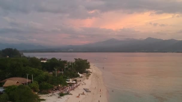 Salida de la isla con una playa de arena al atardecer aire gili — Vídeos de Stock